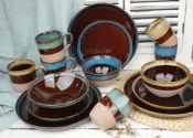 Stoviglie in ceramica con bordo alto e smalto reattivo