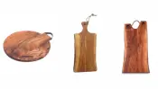 Taglieri in legno con bordo naturale per tagliare e servire