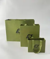 Bolsa de compras verde de lujo con cinta grosgrain