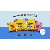Pedaços de chocolate com fruta sérios