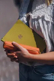 مجموعة حقائب وقرطاسية من الجلد النباتي MAJOIE