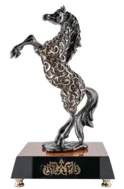 Rasender Zierpferd aus Harz in Silber als Souvenir