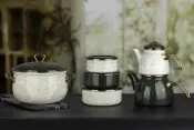Emaille-Kasserolle mit goldenem Zubehör