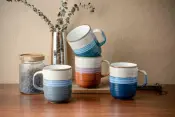 Tazza da caffè in ceramica con bordo colorato