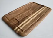 Tagliere in legno di acacia con scanalatura per succo