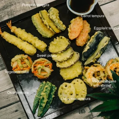 Sortiment aus Shrimps- und Gemüse-Tempura
