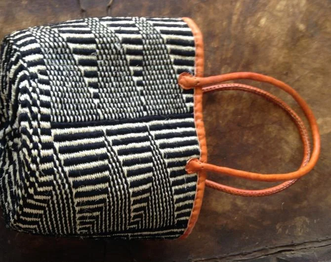 Handgewebte Sisal- und Wolltaschen