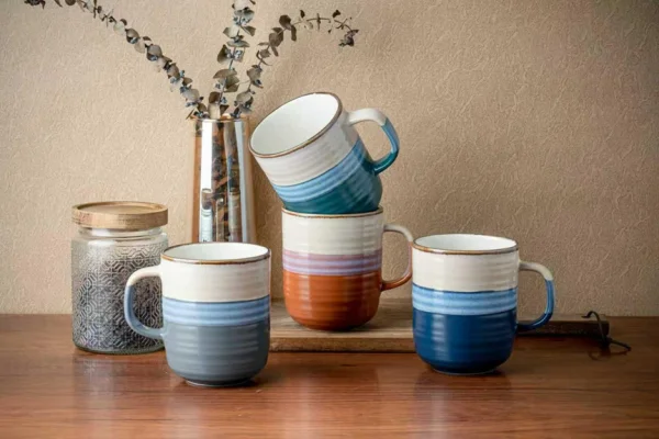 Tazza da caffè in ceramica con bordo colorato