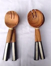 Holzsalatservierer mit Batikgriff