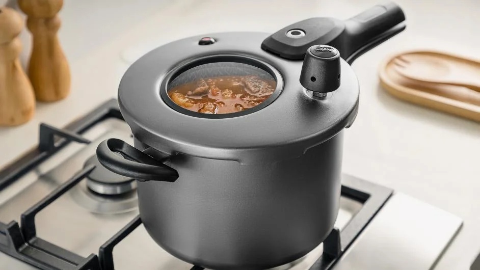 Pressure Cooker with Glass Lid and External Closure