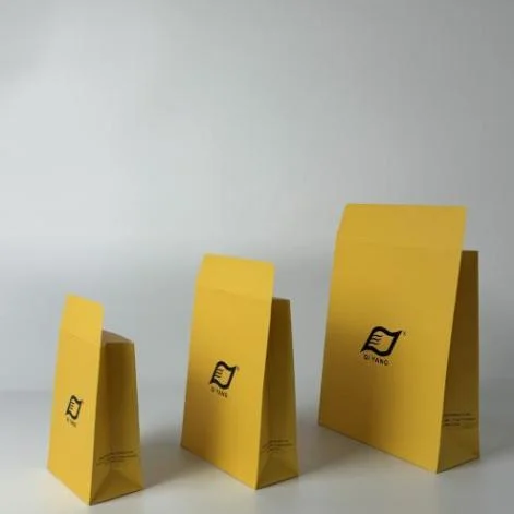 Busta regalo in carta gialla con logo a hot foil