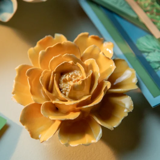 Mawar Kuning Terbakar Seramik Dinding